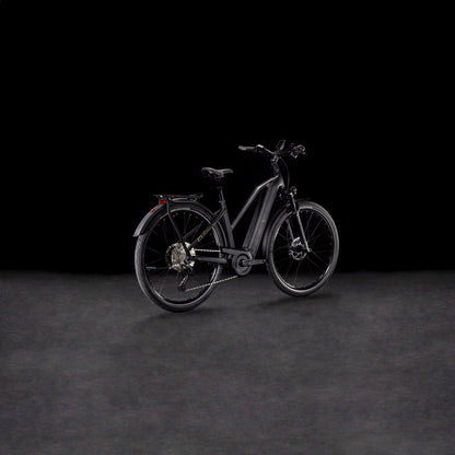 Das CUBE Kathmandu Hybrid EXC 800 black'n'prism Trapeze 2025 Elektrofahrrad ist auf einer dunklen Fläche mit schwarzem Hintergrund ausgestellt, von hinten gesehen.