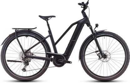 Das CUBE Kathmandu Hybrid EXC 800 black'n'prism Trapeze 2025, ein Elektrofahrrad mit Durchstiegsrahmen, Bosch CX-Motor, Vorderradfederung, Scheibenbremsen, Gepäckträger und Schutzblechen, wird von der Seite auf weißem Hintergrund gezeigt.