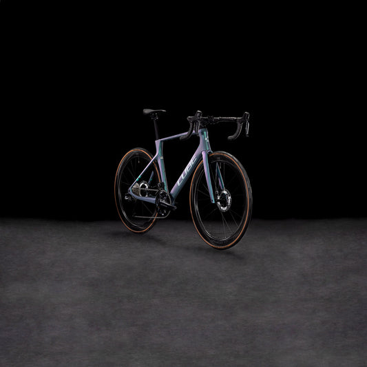 Das CUBE Agree C:62 Pro polarlight'n'aquagreen 2025 mit tiefem Lenker und dünner Bereifung präsentiert sich vor einem dunklen, minimalistischen Hintergrund und ist mit Shimano Ultegra Di2 Präzisionskomponenten ausgestattet.