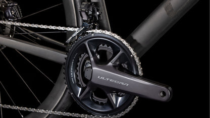 Nahaufnahme einer Shimano Ultegra Di2-Kurbelgarnitur und eines Kettenblatts am mattschwarzen CUBE Litening AIR C:68X Race blackline 2025, mit Kette, Umwerfer und einem Teil des Rahmens.