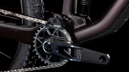 Nahaufnahme eines Carbon-Mountainbike-Antriebsstrangs mit SRAM X01-Kurbelarm, Kettenblatt, MRP-Kettenführung und Reifen vor schwarzem Hintergrund - ideal für das CUBE Stereo ONE44 C:68X SLX 29 liquidviolet'n'black 2025.