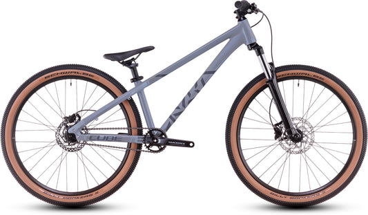 CUBE Flying Circus Dirtbike 2027 in hazeblue und reflex, Seitenansicht