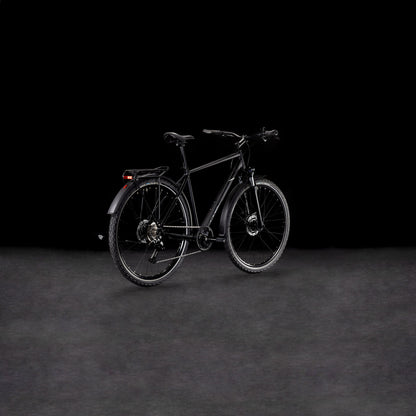 Ein schnittiges CUBE Nature ONE Allroad black'n'black Fahrrad mit Gepäckträger und Schutzblechen steht auf einer nebligen, dunklen Fläche vor einem schwarzen Hintergrund. Sein modernes Design wird schräg hervorgehoben und die hydraulischen Scheibenbremsen sorgen für zuverlässige Bremskraft.