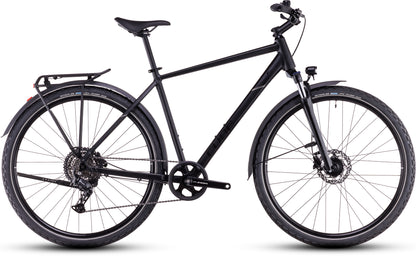 Das CUBE Nature ONE Allroad black'n'black hybrid bike ist mit Vorderradfederung, Shimano 1x8-Gang-Schaltung, hydraulischen Scheibenbremsen, Gepäckträger und Stollenreifen ausgestattet und wird im Profil vor weißem Hintergrund gezeigt.