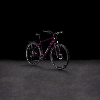 Ein Cube Nature ONE Allroad amarone'n'lunar Mountainbike mit einer Shimano 1x8-Gang Schaltung, schwarzem Sattel und Lenker wird auf einer dunklen, strukturierten Oberfläche vor einem schwarzen Hintergrund dargestellt. Marke: CUBE.