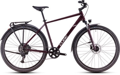 Ein CUBE Cube Nature ONE Allroad amarone'n'lunar Trekkingrad mit Shimano 1x8 Schaltung, Vorderradfederung, Gepäckträger, Schutzblechen und flachem Lenker ist von der Seite auf weißem Hintergrund abgebildet.