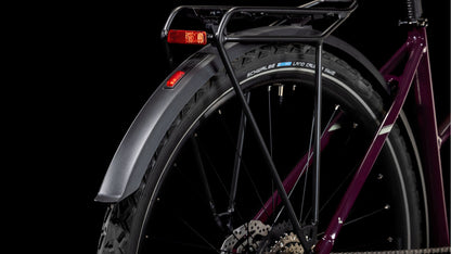 Nahaufnahme des Hinterrads des CUBE Nature ONE Allroad amarone'n'lunar Trapeze 2025. Hervorzuheben sind der schwarze Reifen, das Schutzblech, die Scheibenbremse, der Gepäckträger, der rote Reflektor und die Shimano 1x8-Gang Schaltung vor einem schwarzen Hintergrund.