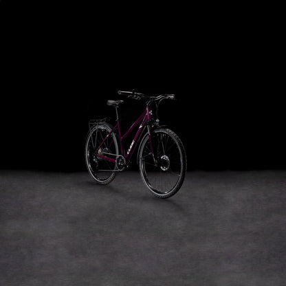 Ein Cube Nature ONE Allroad amarone'n'lunar Trapeze von CUBE, mit schwarzen Reifen und Lenker und einer Shimano 8-Gang Schaltung, steht auf einer dunklen Fläche vor einem schwarzen Hintergrund.