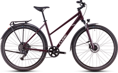 Ein dunkelkastanienbraunes CUBE Cube Nature ONE Allroad amarone'n'lunar Trapeze Trekkingrad mit Durchstiegsrahmen, Shimano 8-Gang-Schaltung, Vorderradfederung, Gepäckträger, Schutzblechen und Scheibenbremsen ist seitlich vor einem weißen Hintergrund abgebildet.
