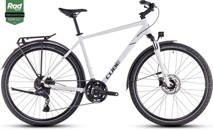 Das CUBE Nature Pro Allroad cotton'n'grey hybrid bike verfügt über einen Aluminiumrahmen, Vorderradfederung, Shimano Cues Schaltung, schwarzen Sattel und Lenker, Gepäckträger und Scheibenbremsen. In der oberen linken Ecke befindet sich eine grüne Sehr Gut-Plakette.