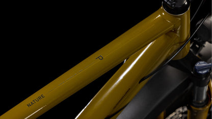 Nahaufnahme eines CUBE Nature Pro Allroad willowgreen'n'black Rahmens vor schwarzem Hintergrund, auf dem das Oberrohr mit NATURE und P zu sehen ist. Lenker, Vorderradgabel und Shimano Cues Schaltung sind teilweise sichtbar.