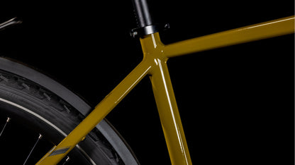 Nahaufnahme des Cube Nature Pro Allroad willowgreen'n'black Fahrradrahmens von CUBE. Hervorzuheben sind das Sitzrohr, das Oberrohr und das Hinterrad mit Shimano Cues Schaltung vor einem schwarzen Hintergrund.