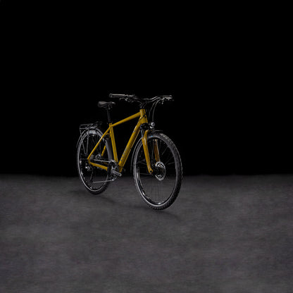 Ein Cube Nature Pro Allroad weidengrün-schwarzes Elektrofahrrad mit Aluminiumrahmen, Gepäckträger und schwarzem Sattel steht auf einer dunklen Fläche vor schwarzem Hintergrund, leicht nach rechts gerichtet, um seine elegante Shimano Cues-Schaltung zu präsentieren.
