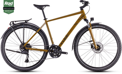 Ein CUBE Nature Pro Allroad weidengrün-schwarzes Tourenrad mit Aluminiumrahmen, Vorderradfederung, Shimano Cues Schaltung, schwarzem Sattel, Gepäckträger, Scheibenbremsen und Seitenständer steht auf weißem Hintergrund mit grüner Sehr Gut-Plakette.