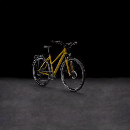 Ein Cube Nature Pro Allroad weidengrün-schwarzes Trapeze-Trekkingrad von CUBE mit schwarzem Lenker, Laufrädern, Shimano-Scheibenbremsen und einem hinteren Gepäckträger wird auf einer dunkel strukturierten Oberfläche vor einem schwarzen Hintergrund gezeigt.