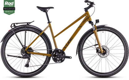Ein Cube Nature Pro Allroad willowgreen'n'black Trapeze von CUBE wird von der Seite auf weißem Hintergrund gezeigt, mit Vorderradfederung, Shimano-Scheibenbremsen, Gepäckträger, Schutzblechen, schwarzen Reifen und einer grünen Sehr Gut-Plakette in der oberen linken Ecke.