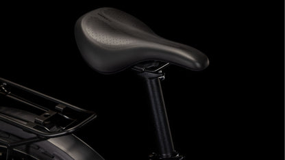 Eine Nahaufnahme des CUBE Nature EXC Allroad pigeonblue'n'black Fahrradsattels und der Sattelstütze zeigt ein schlankes, ergonomisches Design mit strukturierten Details vor einem soliden schwarzen Hintergrund.