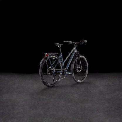 Das CUBE Cube Kathmandu SLX nightsky'n'ink Trapeze 2025, ein modernes E-Bike mit dunklem Rahmen, Schutzblechen, Gepäckträger und Scheibenbremsen - gebaut aus nachhaltigen Materialien - wird vor einem schwarzen Hintergrund aus einem leichten Winkel gezeigt.