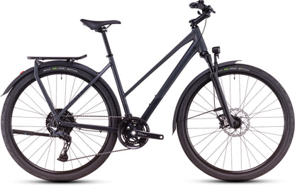 Das CUBE Cube Kathmandu SLX nightsky'n'ink Trapeze 2025 ist ein mattschwarzes Hybrid-Bike mit Step-Through-Rahmen, Shimano Cues 2x11-Gang-Schaltung, Scheibenbremsen, Vorderradfederung, Gepäckträger und breiten Reifen, dargestellt von der Seite auf weißem Grund.