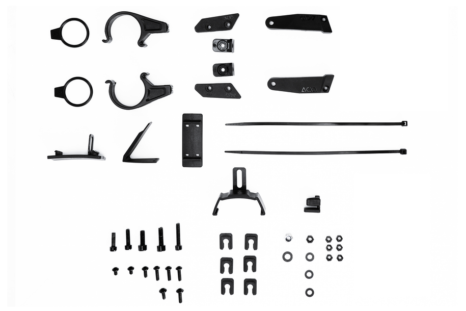 Das ACID Schutzblechset 75 29" BB Mount 2.0 von ACID besteht aus verschiedenen schwarzen Befestigungselementen - Halterungen, Schellen, Kabelbinder, Schrauben, Bolzen und Unterlegscheiben - ideal für Ihr 29"-Mountainbike und ist übersichtlich auf einem weißen Hintergrund angeordnet.