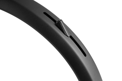 Eine Nahaufnahme des ACID Schutzblechsets SIC 2.0 84 29" Fully black von ACID, die das mattschwarze, geschwungene Design mit einem schmalen Schlitz und einem kleinen Aufsatz vor einem schlichten weißen Hintergrund zeigt.