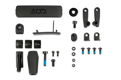 Das ACID Schutzblechset SIC 2.0 84 27,5" Fully black von ACID enthält verschiedene schwarze Kunststoff- und Metallbefestigungselemente - Halterungen, Schrauben, Muttern, Unterlegscheiben und Abdeckungen - ideal für Fahrradreparaturen, die alle auf weißem Hintergrund abgebildet sind.