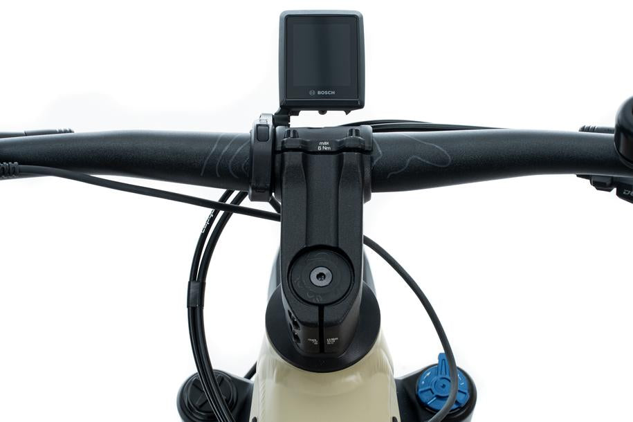 Nahaufnahme eines Fahrradlenkers mit einem Bosch KIOX 300 Display, das mit der ACID Halterung für Bosch KIOX 300/500 von ACID mittig montiert ist, mit sichtbaren Kabeln und Bedienelementen, vor einem weißen Hintergrund.