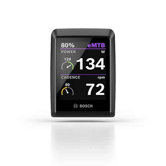 Ein Bosch Display Kiox 500 (BHU3700) von Bosch zeigt auf seinem scharfen TFT-Display mit weißem Hintergrund 80 % Akku, eMTB-Modus, 134 W Leistung, 129 W maximale Leistung, 72 U/min Trittfrequenz und 80 U/min maximale Trittfrequenz an.