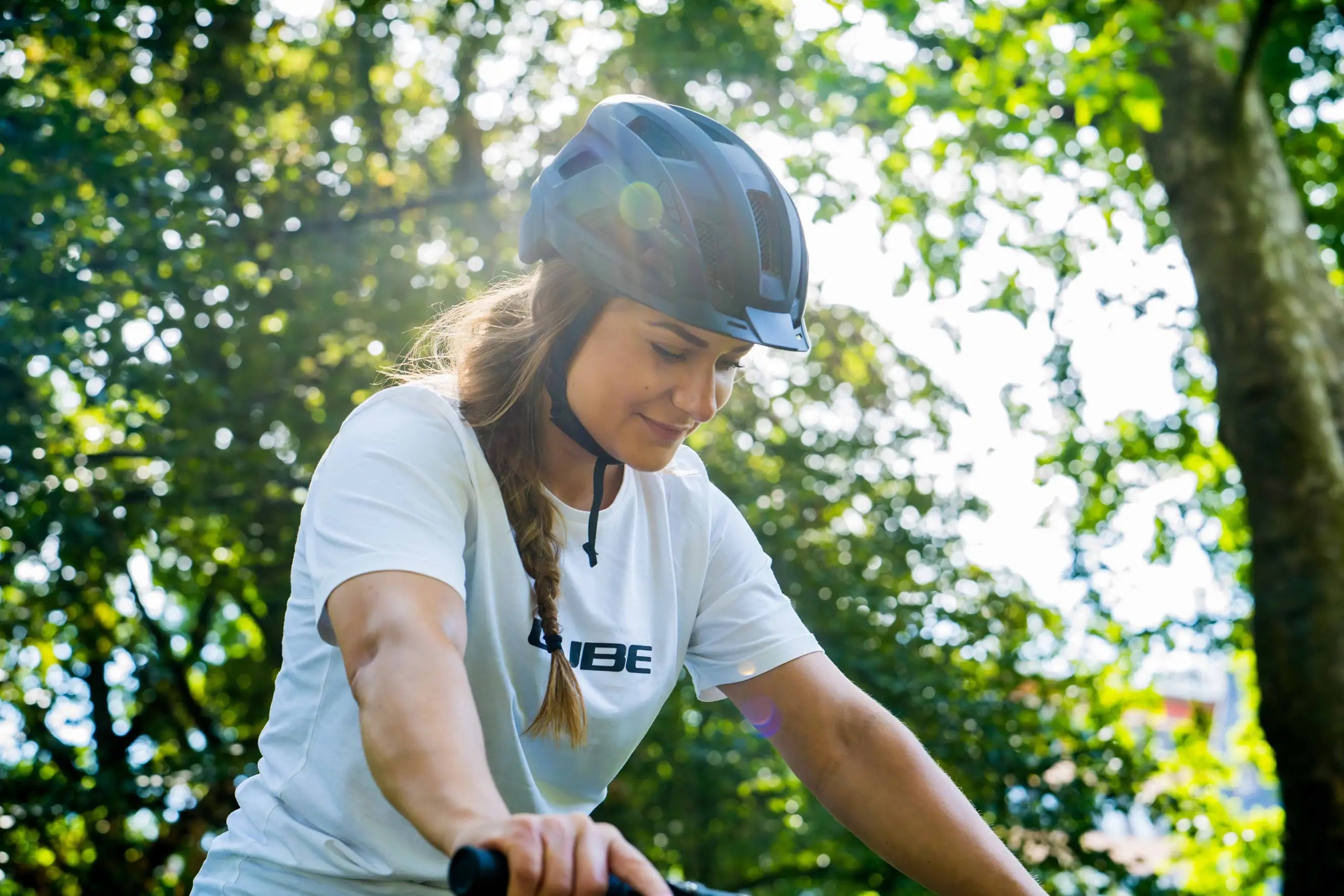Frau im Wald mit Helm und Cube T-shirt