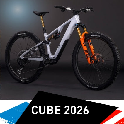 Cube 2026 Bild mit EMTB auf schwarzem Hintergrund