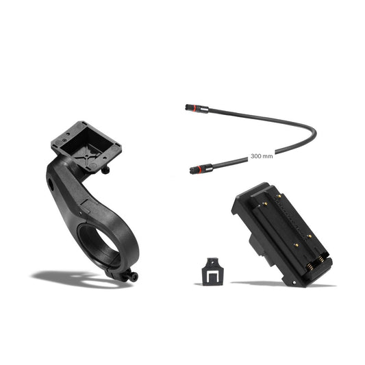 Das Bosch Nachrüst-Kit 1-Arm-Halter 31,8 mm Smart System von Bosch enthält eine schwarze Halterung, ein Kabel mit Steckern, ein rechteckiges Modul mit Goldkontakten und ein kleines U-förmiges Teil, das auf einem weißen Hintergrund dargestellt ist.