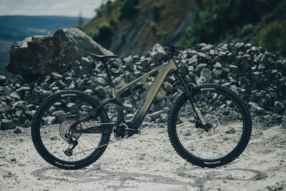 Cube AMS Hybrid 177 C:62 TM 600X reedgreen´n´gills 2027 – E-Mountainbike Fully – Seitenansicht 1