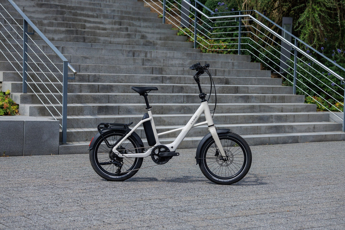 Cube Compact Hybrid 540 cotton´n´reflex 2027 – E-Citybike – Seitenansicht 1
