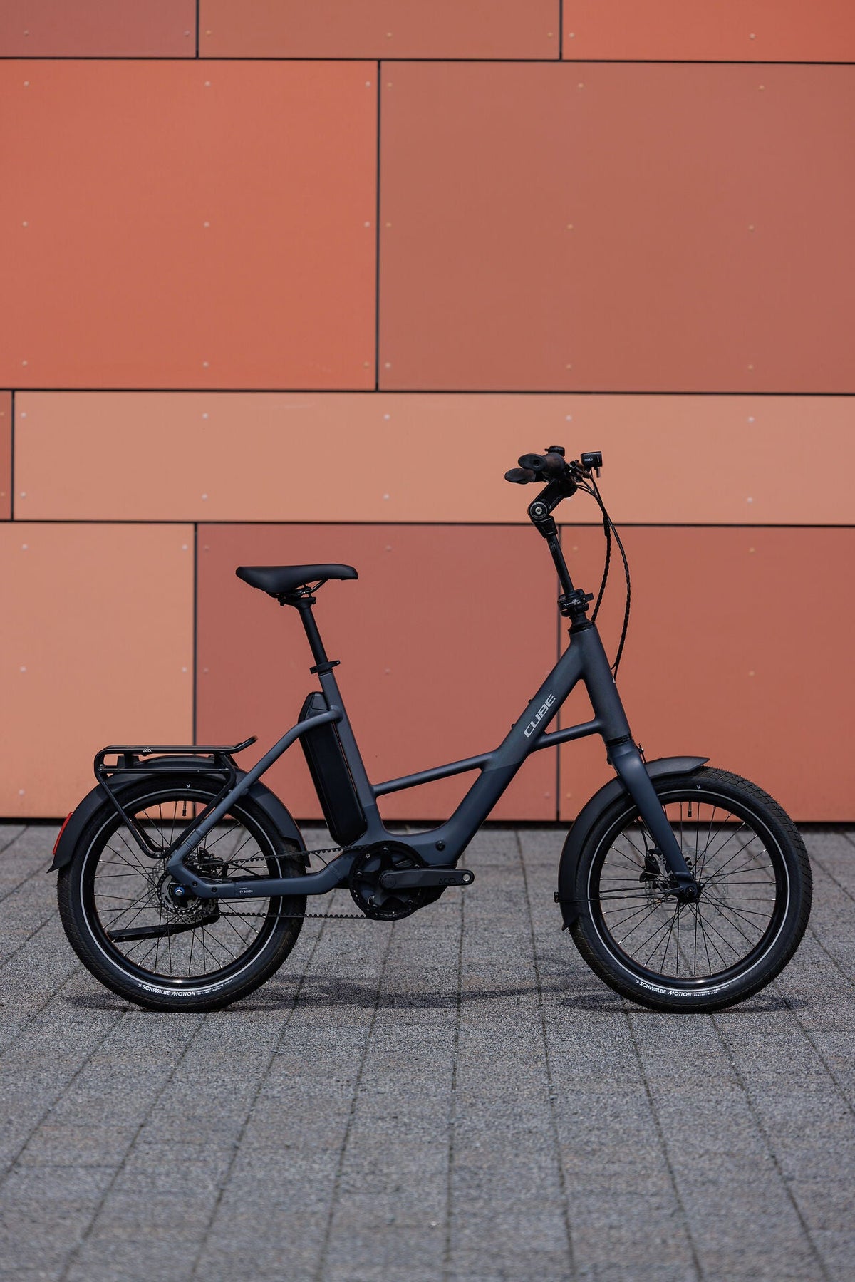 Cube Compact Hybrid Deluxe 540 nightsky´n´grey 2027 – E-Citybike – Seitenansicht 1