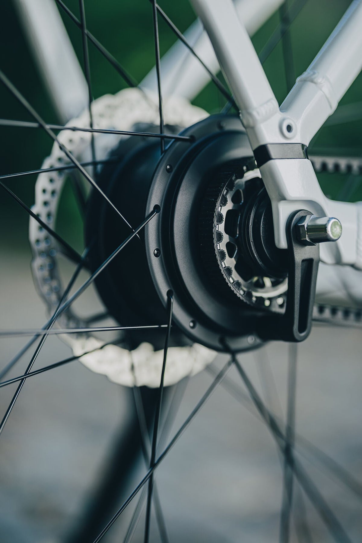Cube Kathmandu Hybrid Deluxe Pro 800 metallicwhite´n´chrome 2027 – E-Trekkingrad – Detailansicht 4