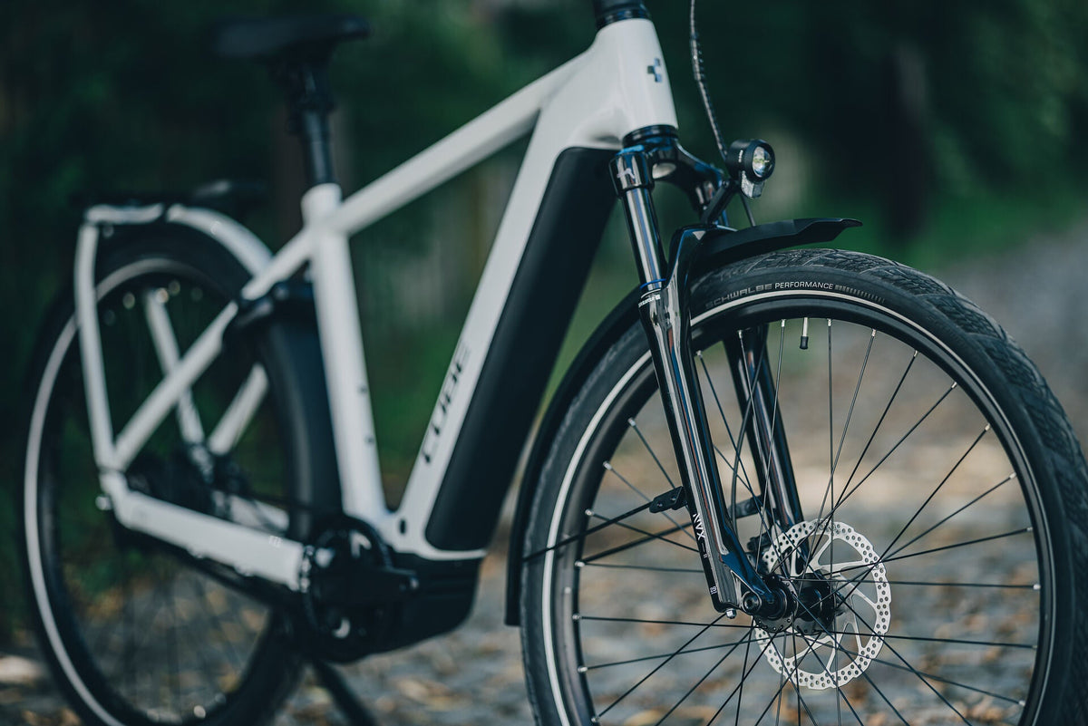 Cube Kathmandu Hybrid Deluxe Pro 800 metallicwhite´n´chrome 2027 – E-Trekkingrad – Detailansicht 10