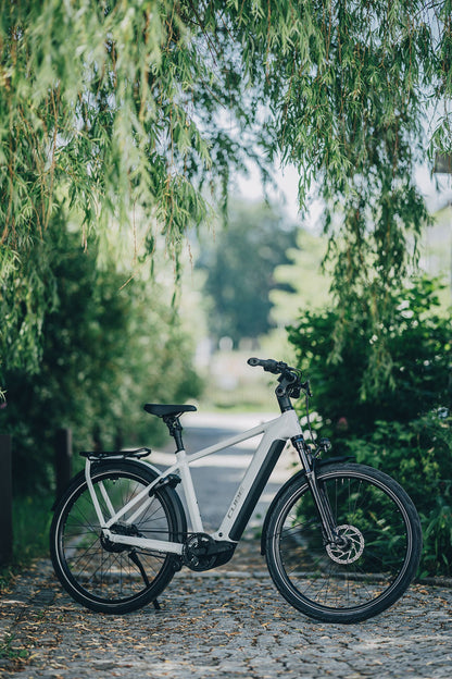 Cube Kathmandu Hybrid Deluxe Pro 800 metallicwhite´n´chrome 2027 – E-Trekkingrad – Seitenansicht 4
