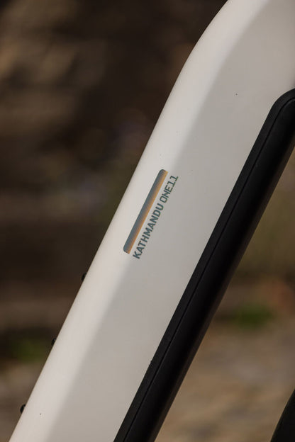Cube Kathmandu Hybrid ONE11 HPC SLX 800 metallicwhite´n´prizm Easy Entry 2027 – E-Crossrad – Detailansicht 2