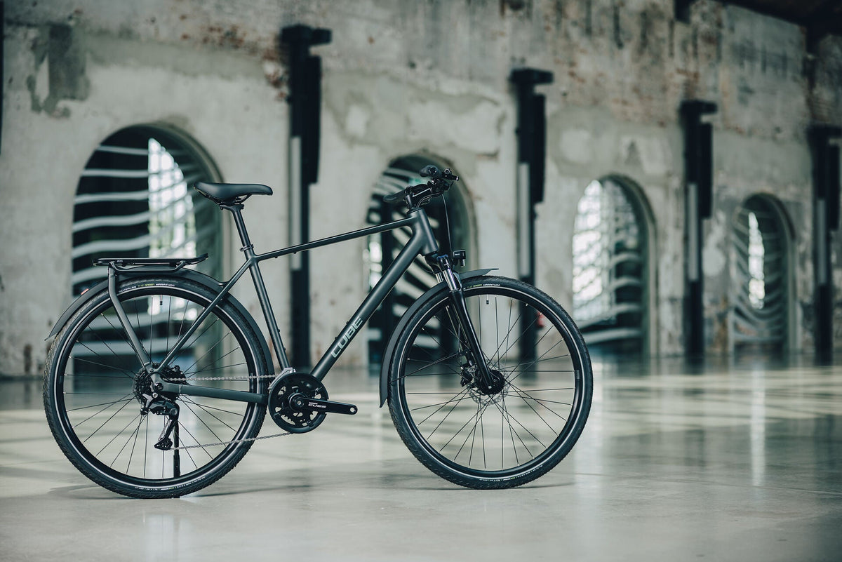 Cube Kathmandu ONE blackforest´n´chrome 2027 – Trekkingrad – Seitenansicht 1