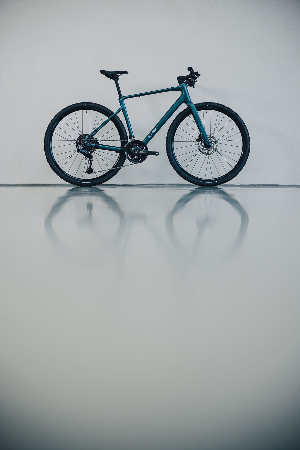 Cube Nulane Race smaragdgrey´n´prizm 2027 – Fitnessbike – Seitenansicht 2