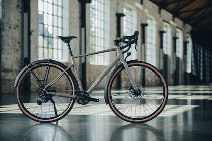 Cube Nuroad ONE FE wood´n´grey 2027 – Gravelbike – Seitenansicht 1