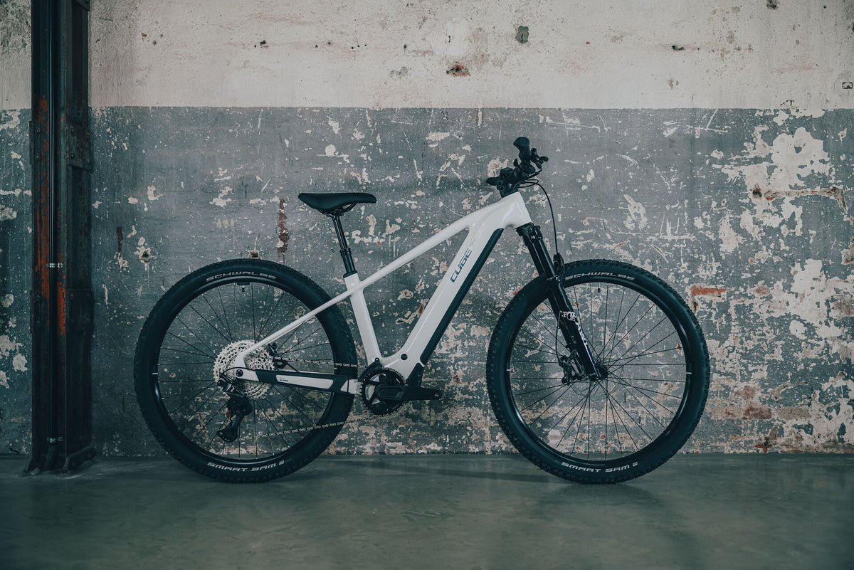 Cube Reaction Hybrid Race 800 snow´n´black 2027 – E-Mountainbike Hardtail – Seitenansicht 2