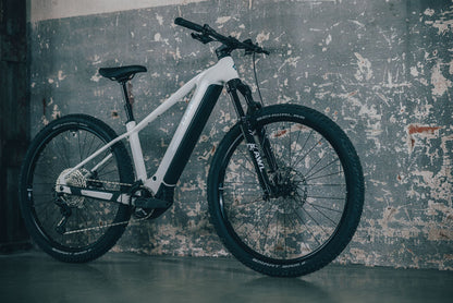 Cube Reaction Hybrid Race 800 snow´n´black 2027 – E-Mountainbike Hardtail – Seitenansicht 3
