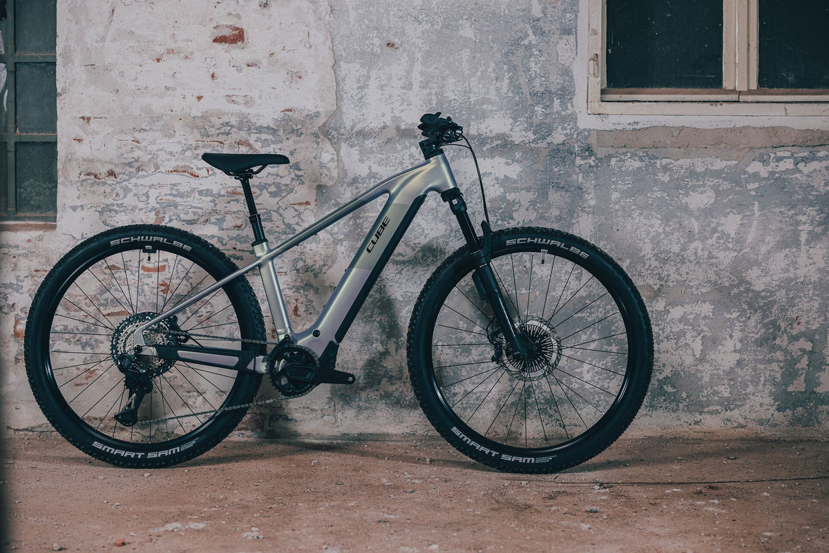 Cube Reaction Hybrid SLT 800 kolibri´n´crisscross 2027 – E-Mountainbike Hardtail – Seitenansicht 1