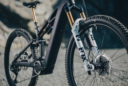 Cube Stereo Hybrid ONE44 HPC AT 800 carbon´n´white 2027 – E-Mountainbike Fully – Detailansicht 1