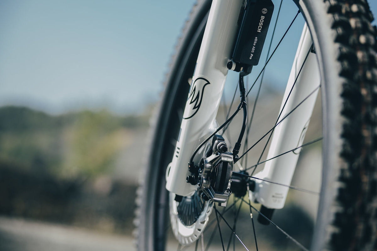 Cube Stereo Hybrid ONE44 HPC AT 800 carbon´n´white 2027 – E-Mountainbike Fully – Detailansicht 9