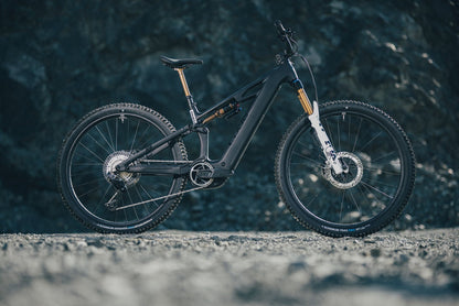 Cube Stereo Hybrid ONE44 HPC AT 800 carbon´n´white 2027 – E-Mountainbike Fully – Seitenansicht 1