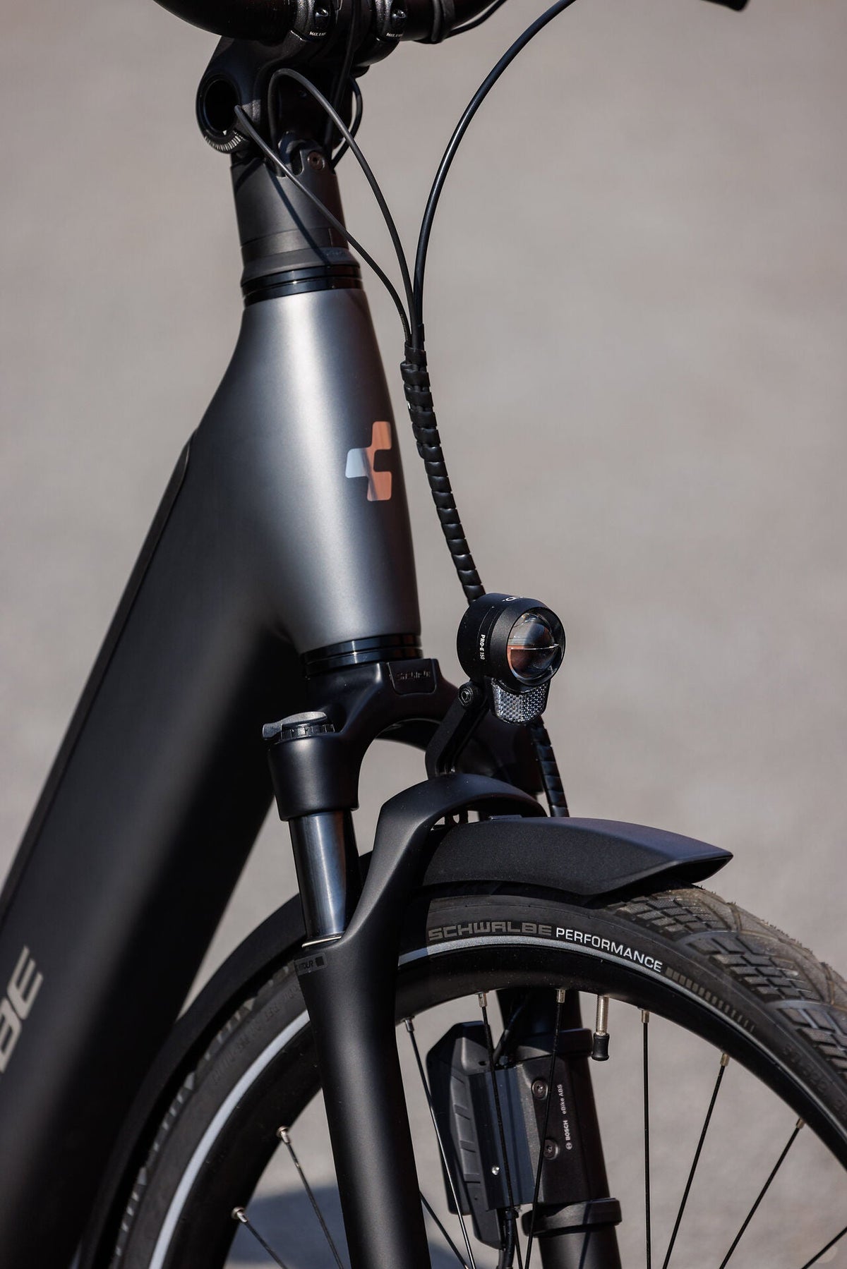 Cube Supreme Hybrid Deluxe SLT 600 slabgrey´n´chrome Easy Entry 2027 – E-Trekkingrad – Detailansicht 2