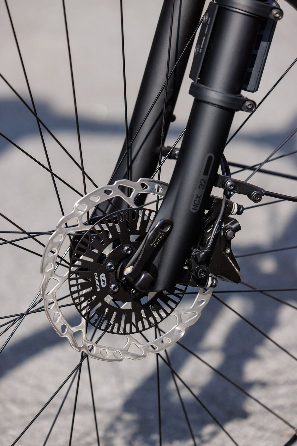 Cube Supreme Hybrid Deluxe SLT 600 slabgrey´n´chrome Easy Entry 2027 – E-Trekkingrad – Detailansicht 10