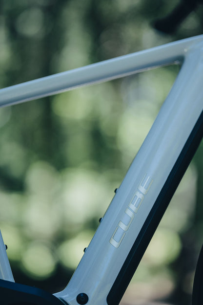 Cube Touring Hybrid ONE 600 metallicwhite´n´chrome 2027 – E-Trekkingrad – Detailansicht 3